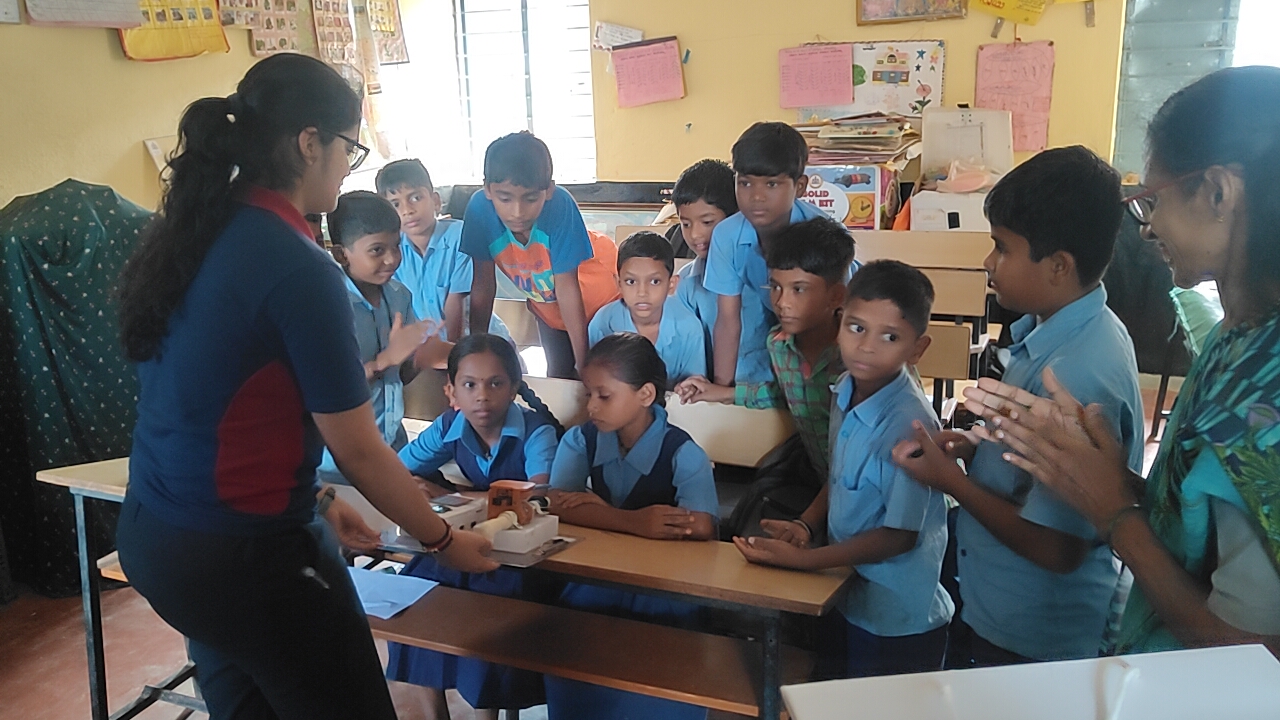 Aadya demonstrating NIRI to government school students